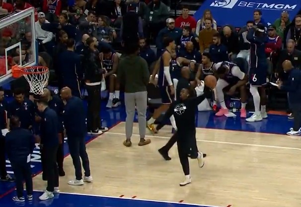 哈哈哈有点逗!暂停期间马克西手痒难耐试图勾手 表情稍显夸张